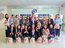 女神們，節(jié)日快樂！